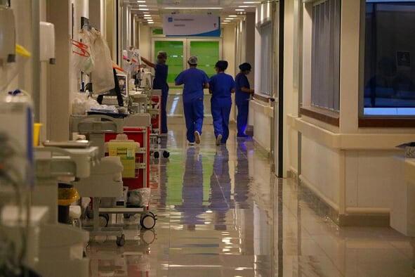 El trabajo de los equipos médicos y funcionarios en el nuevo Hospital