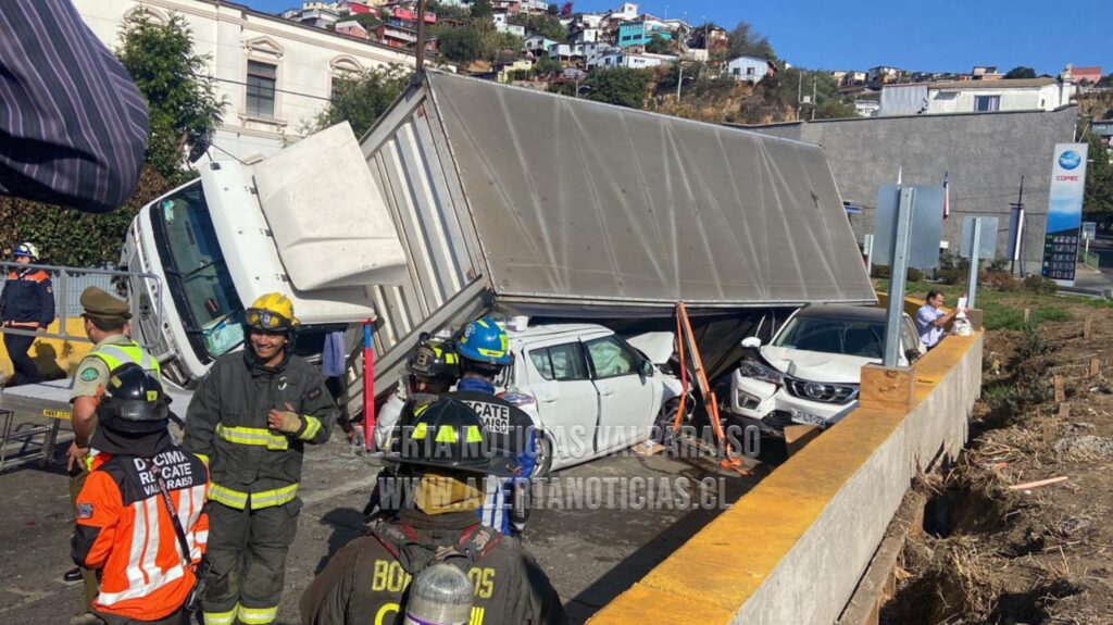 CUATRO LESIONADOS Y UN ATRAPADO EN VOLCAMIENTO DE CAMIÓN EN VALPARAÍSO ...