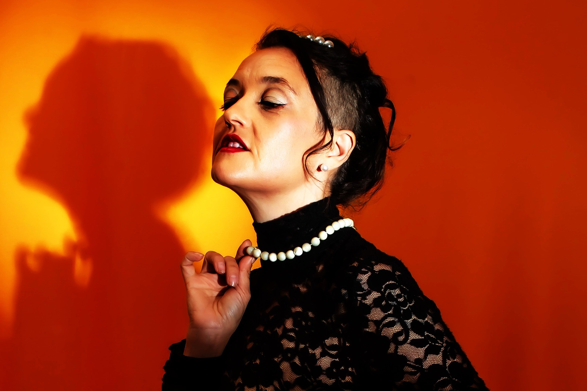 La Charawilla&nbsp;rescata el bolero como patrimonio musical de la bohemia porteña en “Tus besos”&nbsp;