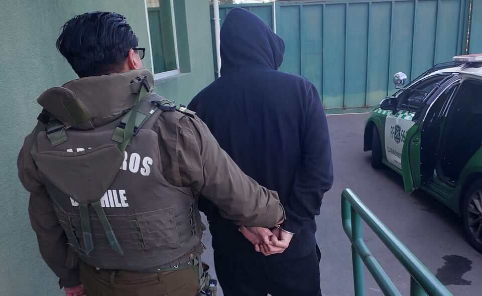 Detienen a sujeto con orden vigente que circulaba en vehículo robado en La Cruz