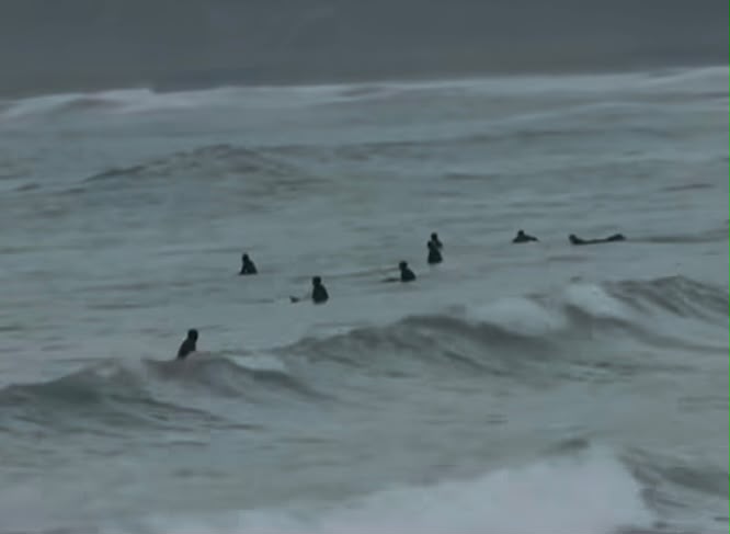 Surfistas desafiaron alerta de marejadas y fueron multados por conducta temeraria en playa La Boca de Concón