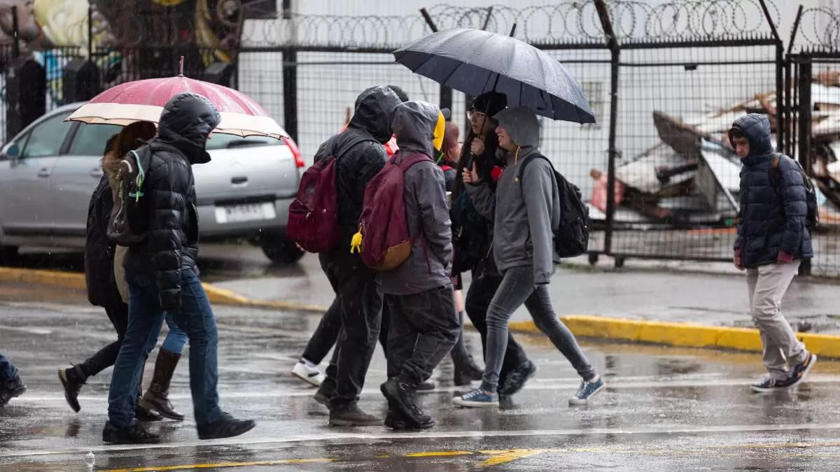 "Es inaceptable que avisen cuando los niños ya llegaron a la escuela": Tardía suspensión de clases en la región de Valparaíso genera molestias en padres, apoderados y parlamentarios