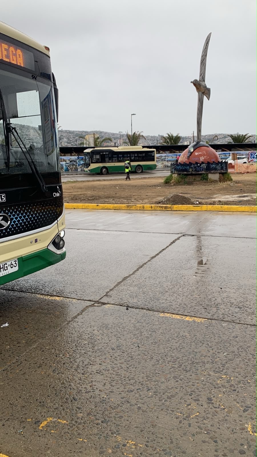 “La gente está toda mojada”: vecinos piden techos para paraderos de Placilla en Valparaíso