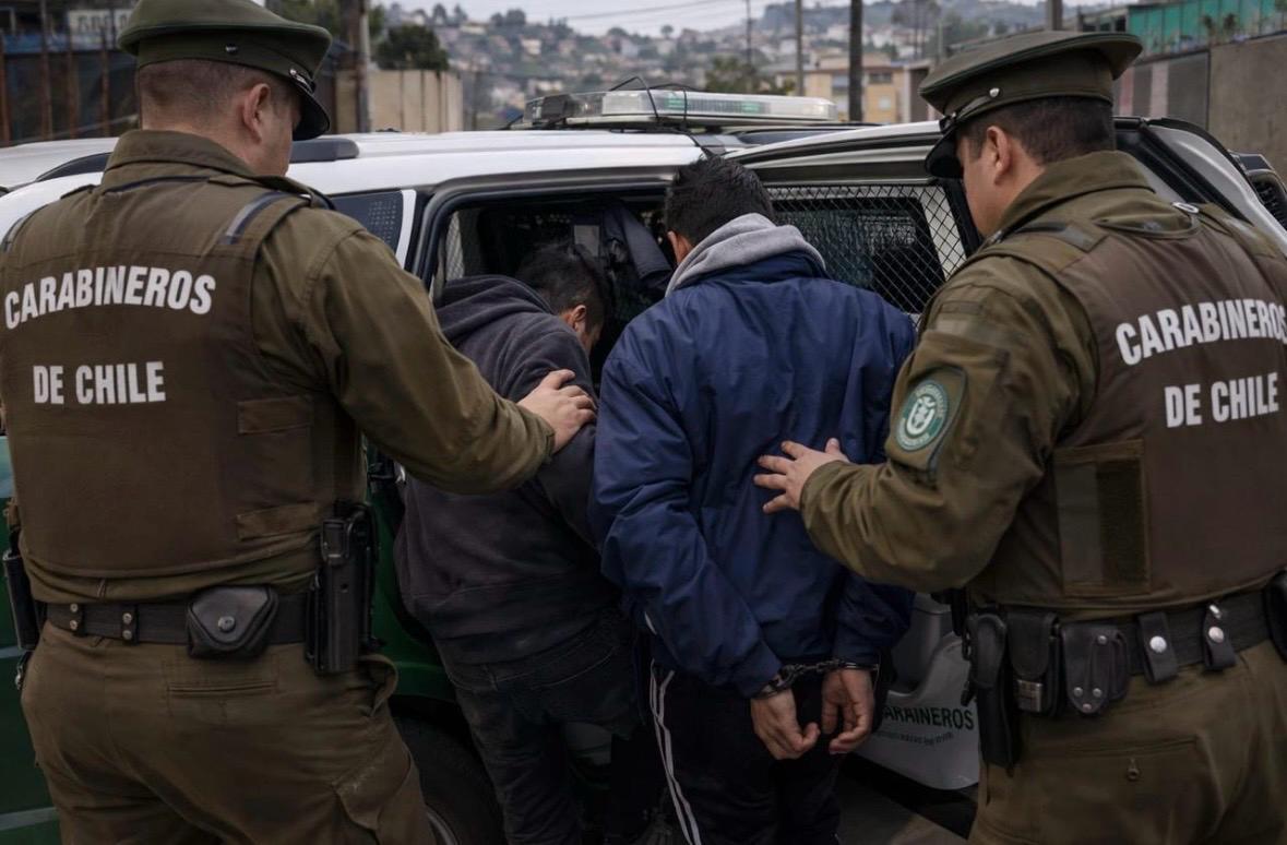 Dos adolescentes detenidos por robo a turistas británicos en Valparaíso: les sustrajeron una cadena de oro avaluada en $1,7 millones